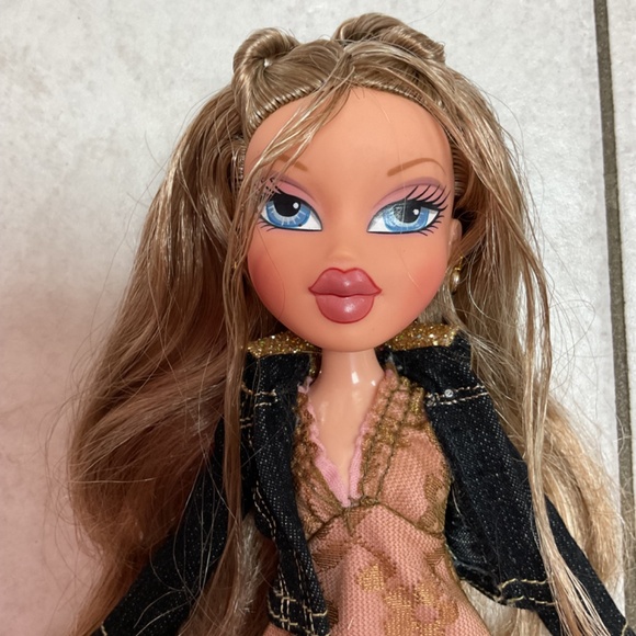 Bratz Rodeo Cloe Doll in fashion pack - Picture 2 of 5
